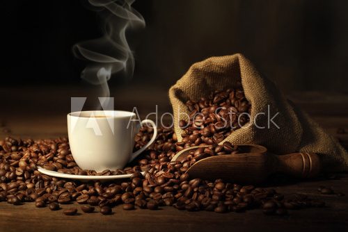 tazzina di caffè fumante