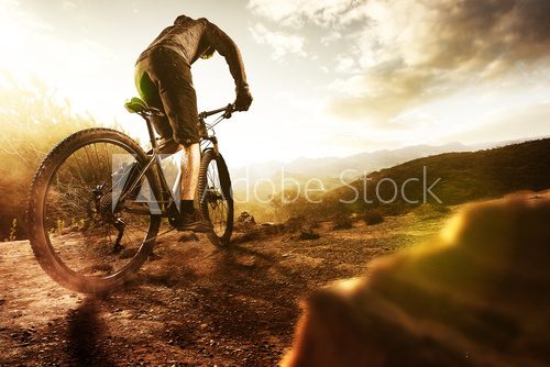 Mountainbiker im Gebirge