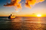 Passagierschiff im Sonnenuntergang 