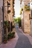 Strada medievale con fiori, Assisi 
