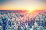 traumhafte Winterlandschaft mit Sonnenuntergang