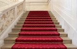 Prachtvolle rote Treppe mit rotem Teppich 