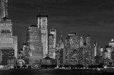 Manhattan de nuit, noir et blanc 