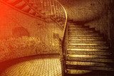 Cienie przeszłości na spiralnym szlaku