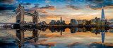 Die Skyline von London: von der Tower Bridge bis zum Tower nach Sonnenuntergang mit Reflektionen in der Themse