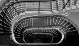 Geometryczna perspektywa spiralnych schodów