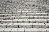Geometryczna tekstura kamienia w rytmie schodów
