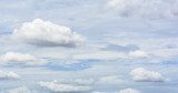 Jasne niebo z chmurami cumulus