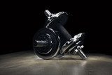 Metaliczne refleksy ciężarków na ciemnym tle