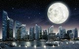 Nocny blask miasta pod pełnią księżyca