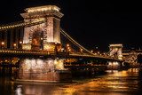 Nocny most oświetlony refleksami wody