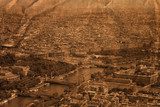 Panorama miasta w sepii z mostami