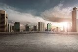 Panorama miejskiego zachodu słońca
