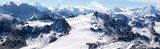 panorama sur les chaines de montagnes enneigées des Alpes suisses