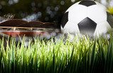 Piłkarska piłka na trawie z widokiem stadionu