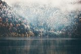 Poranna mgła nad jesiennym jeziorem