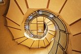 Spirala światła i cienia we wnętrzu