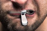 Usta zamknięte na zamek - wyrazisty detal