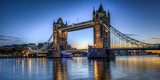 Wieczorny blask Tower Bridge nad Tamizą