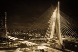 Złocista panorama mostu w nocy