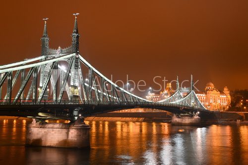 Pont de la Liberté de nuit à Budapest