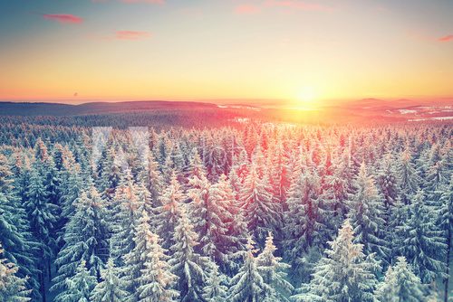 traumhafte Winterlandschaft mit Sonnenuntergang