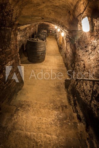 Abgang in alten Weinkeller