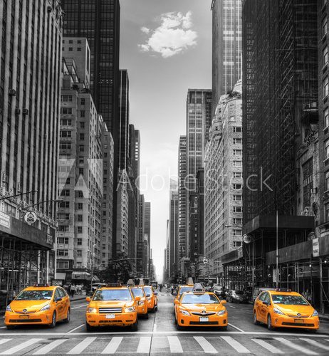 Avenue avec des taxis à New York.
