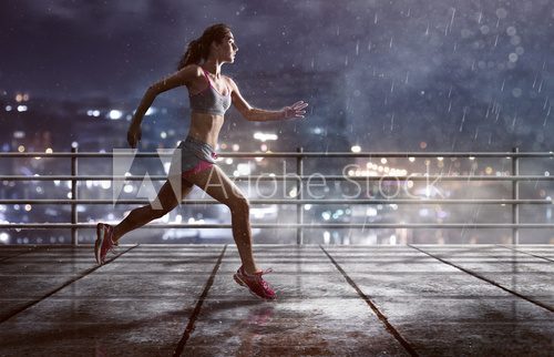 Frau läuft im Regen