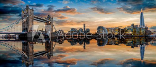 Die Skyline von London: von der Tower Bridge bis zum Tower nach Sonnenuntergang mit Reflektionen in der Themse