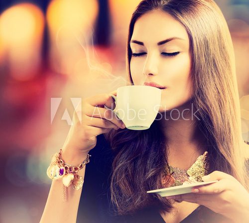 Coffee. Beautiful Girl Drinking Tea or Coffee