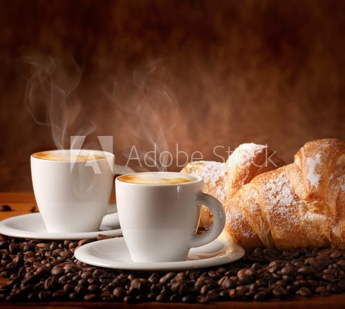 Tazzine di caffè caldo con brioches fresche