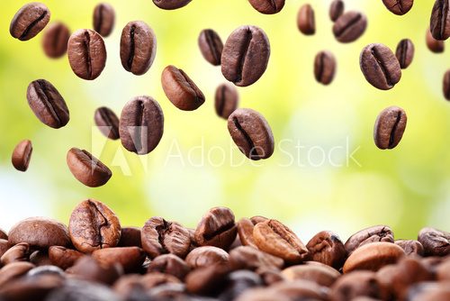 fallende Kaffeebohnen mit hellem Hintergrund 2