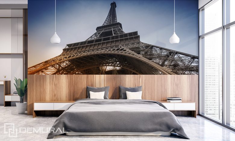 odpoczynek pod kultowa wieza fototapety wieza eiffla fototapety demural